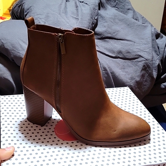 Brown boots - Picture 1 of 4